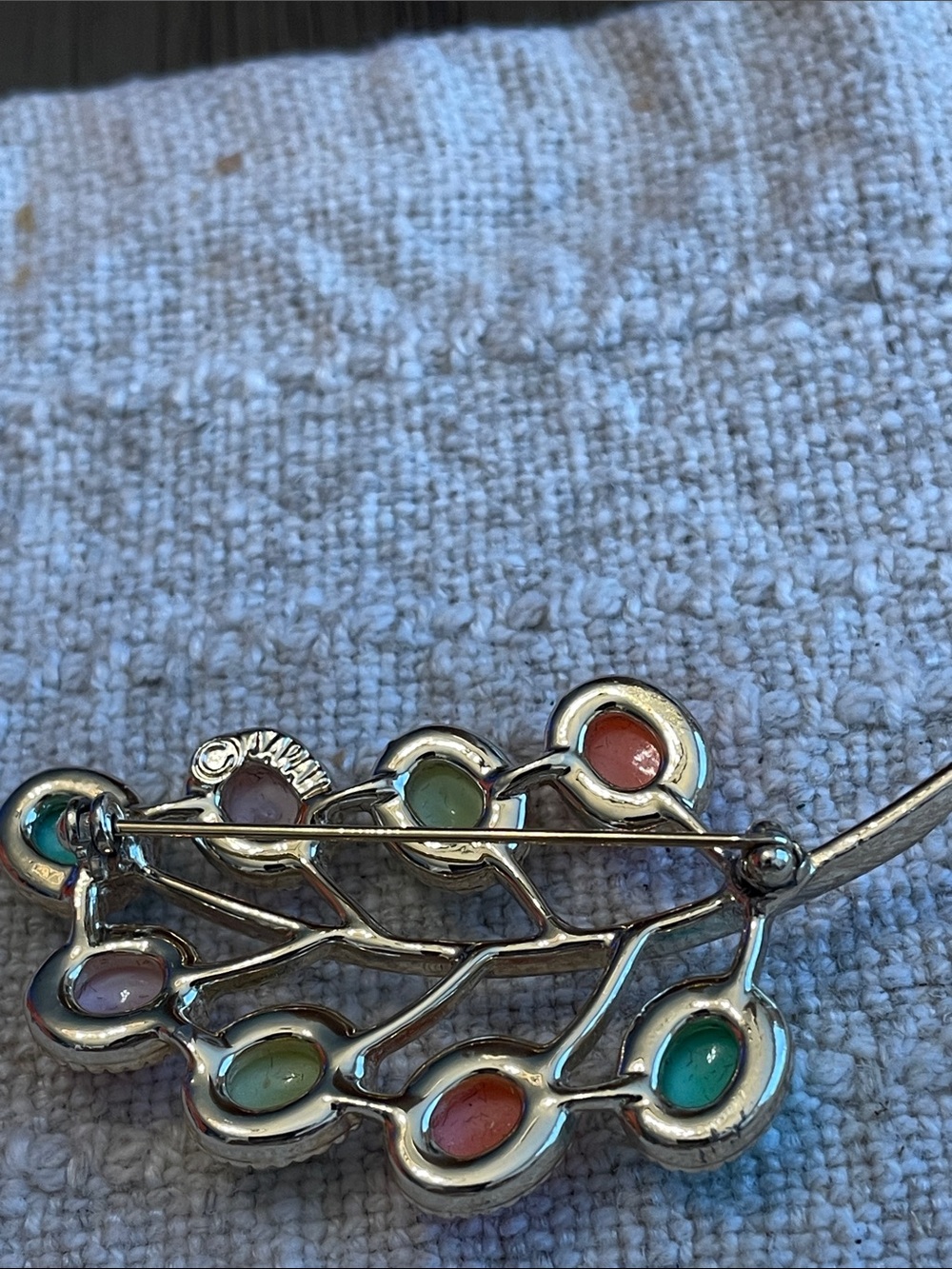Sarah Coventry brooch and earrings set - Picture 3 of 7